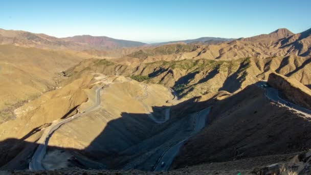 A Magas Atlasz-hegység. Lélegzetelállító kilátás nyílik a hágó tetejéről Tizi nTichka — Stock videók