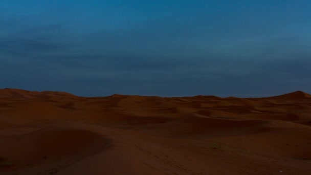 沙漠中的落日- - Merzouga附近的大沙丘 — 图库视频影像