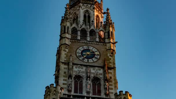 ドイツ、ミュンヘン-ミュンヘン新市街ホールタイムラプスのNeue Rathausの鐘楼と時計塔 — ストック動画