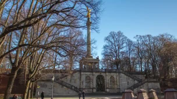 Alemania, Munich - Estatua con ángel de oro en una columna, monumento llamado friedensengel con hiperlapso de fuente Videoclip