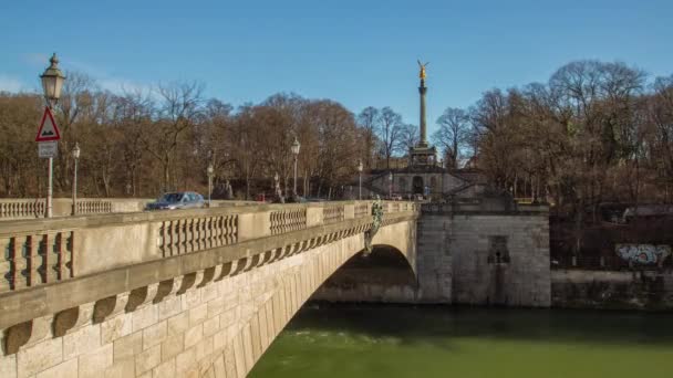 Niemcy, Monachium - most Luitpoldbrucke z Friedensengel na tle timelapse — Wideo stockowe