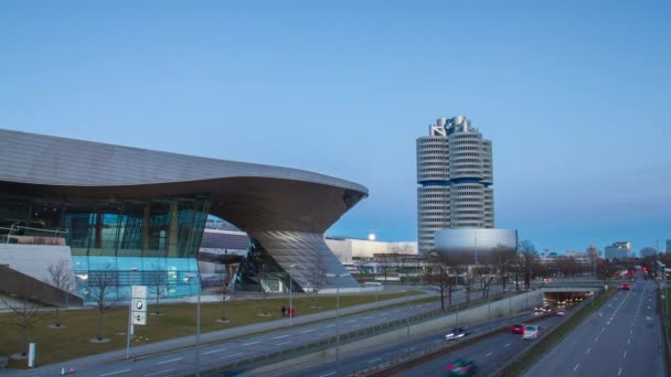 Alemania, Múnich - Salida de la luna al atardecer La sede de BMW y el Museo de día a noche timelapse transición Fotografías de stock