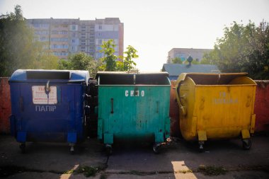 Plastik, cam ve kağıt için çöp kutularını ayırmak