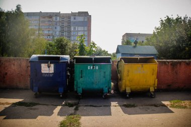 Konotop, Ukrayna 'da plastik, cam ve kağıt için çöp kutuları ayıklama. Eylül 2020