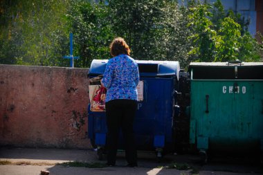 Kadınlar Konotop, Ukrayna 'da çöpleri ayıklıyor. Eylül 2020