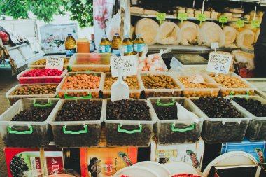 Türkiye 'nin Ksantos kenti yakınlarındaki yerel pazarda sebzeler. Eylül 2020