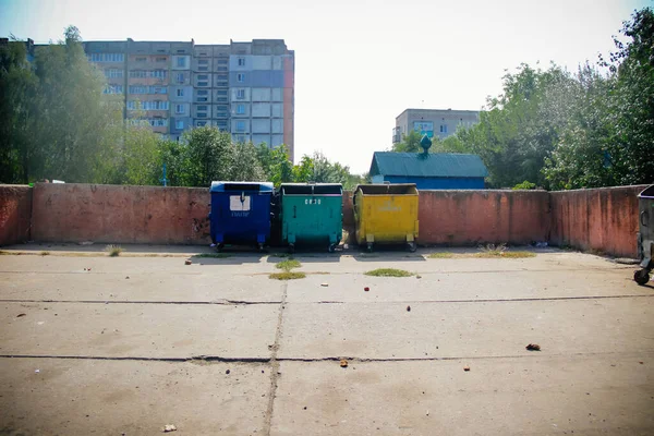 Plastik, cam ve kağıt için çöp kutularını ayırmak