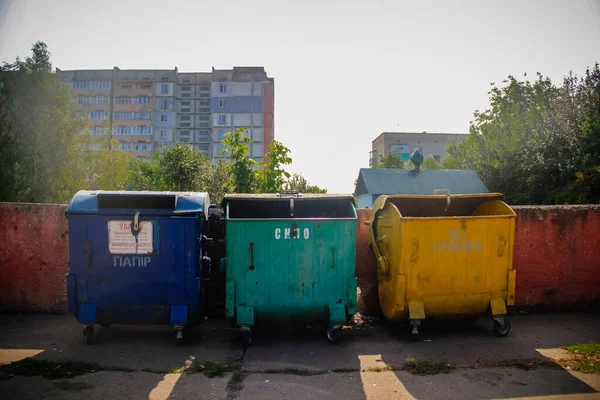 Plastik, cam ve kağıt için çöp kutularını ayırmak