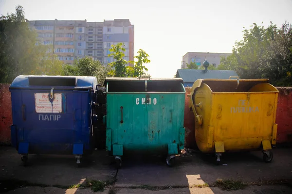 Plastik, cam ve kağıt için çöp kutularını ayırmak