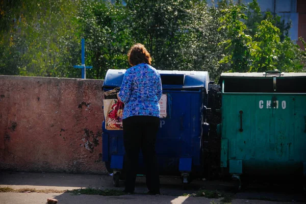 Kadınlar Konotop, Ukrayna 'da çöpleri ayıklıyor. Eylül 2020