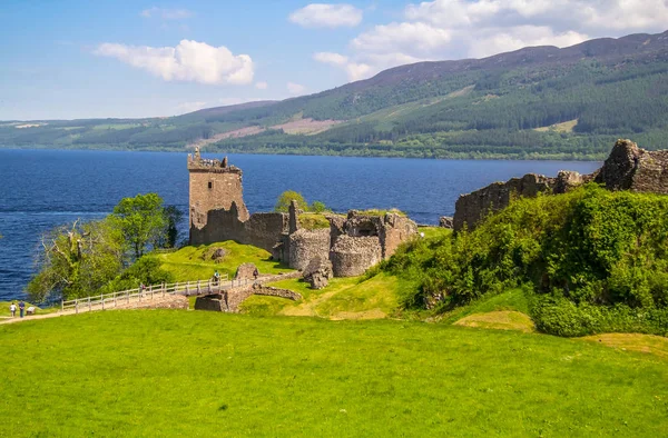 Urquhart Castle Loch Ness Scotland Dağlarında Kıyısında Ortaçağ Kalesi Telifsiz Stok Fotoğraflar