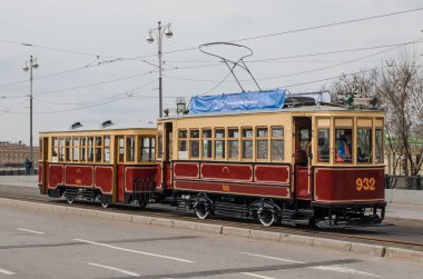 Moskova - 20 Nisan 2019: Boulevard Ring'de Bf+S eski tramvay