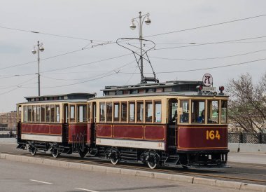 Moskova - 20 Nisan 2019: Boulevard Ring'de F-1+Man eski tramvay