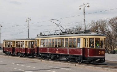 Moskova - 20 Nisan 2019: Boulevard Ring'de Km+Kp eski tramvay