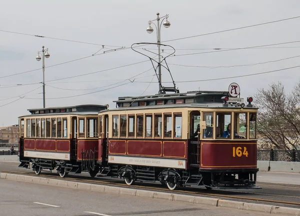 Moskva-Duben 20 2019: F-1 + muž stará tramvaj na Bulvárovém okruhu — Stock fotografie