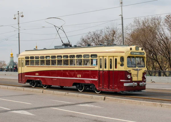 Moskwa-Kwiecień 20 2019: MTV-82 stary tramwaj na Boulevard Ring — Zdjęcie stockowe