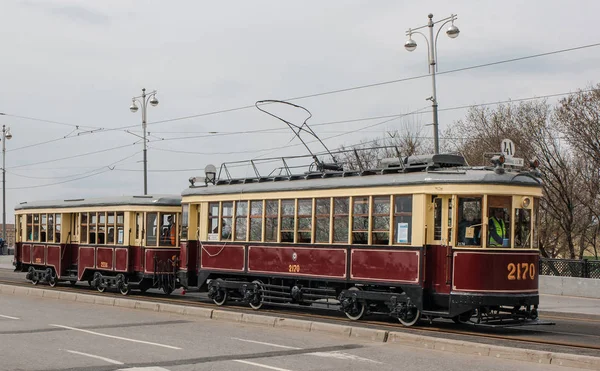 Moskva-Duben 20 2019: km + KP stará tramvaj na Bulvárovém okruhu — Stock fotografie