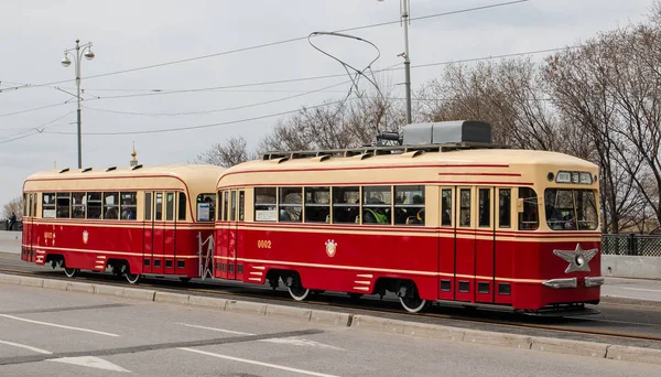 Moskva-april 20 2019: Ktm1 + Ktp1 gamla spårvagn på Boulevard ring — Stockfoto