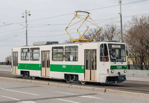 Moskva-Duben 20 2019: Tatra T7b5 stará tramvaj na bulvár — Stock fotografie