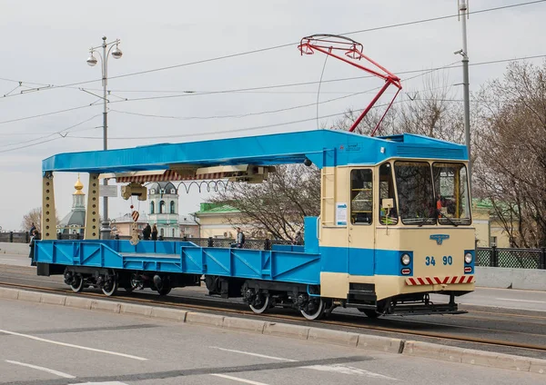 Moskva-Duben 20 2019: SVARZ RT-3 starý tramvaj na bulvárním Rin — Stock fotografie