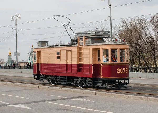 Moskau - 20. April 2019: F-Kontakt Turm alte Straßenbahn auf dem Boulevar — Stockfoto