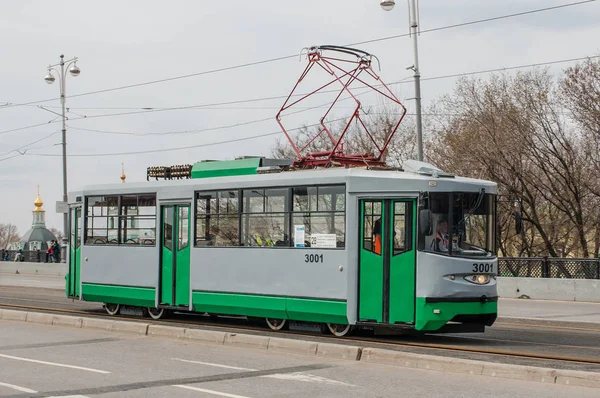 Moskva-Duben 20 2019: LM-2000 (71-135) stará tramvaj na bulvár — Stock fotografie