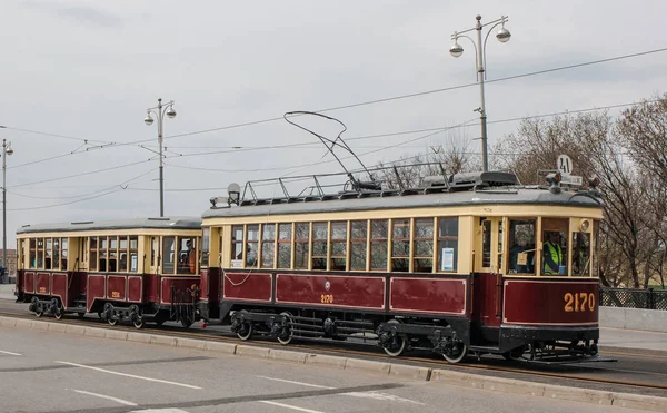 Moskova - 20 Nisan 2019: Boulevard Ring'de Km+Kp eski tramvay Stok Fotoğraf