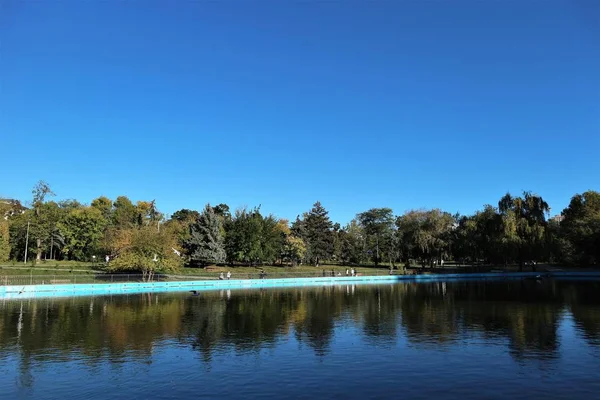 Odessa şehir parkı göle ile güzel manzara.
