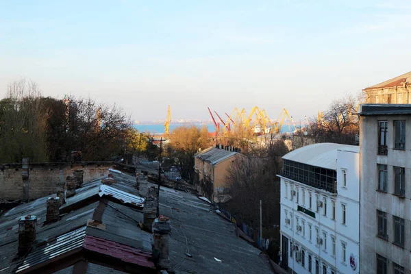 Şehir binaları çürüyen Odessa, arka planı eski liman görünümünü.