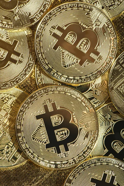 Muchas Monedas Bitcoin Sobre Fondo Oro — Foto de Stock