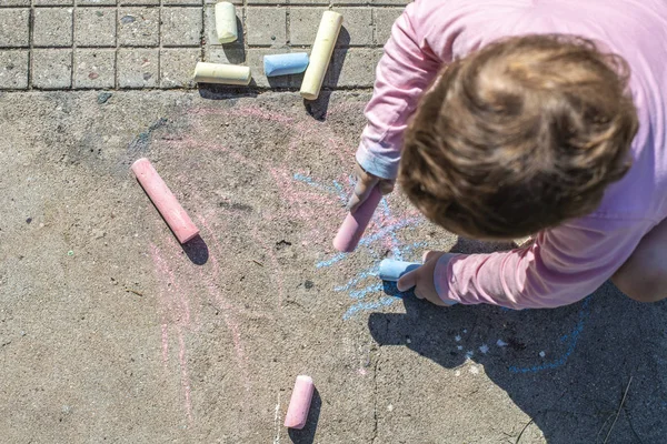 Маленькая Девочка Рисует Мелом Солнечный День — стоковое фото