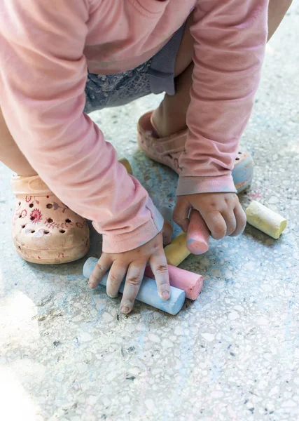 Μικρό Κορίτσι Ζωγραφική Κιμωλίες Ηλιόλουστη Μέρα — Φωτογραφία Αρχείου
