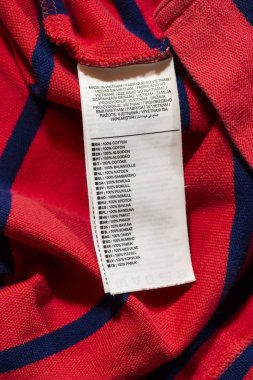 Pamuk kompozisyon için etiket. Kırmızı Gömlek etiketinde kapatın.