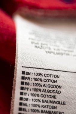 Pamuk kompozisyon için etiket. Kırmızı Gömlek etiketinde kapatın.