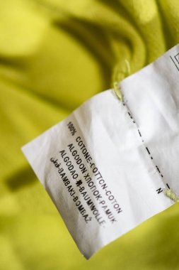 Pamuk kompozisyon için etiket. Yeşil bluz etiketinde kapatın.