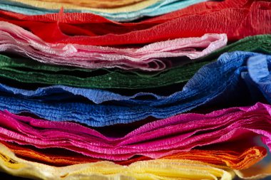 Çeşitli renkler. Çok renkli yığılmış kağıtları. Atış kapatın.