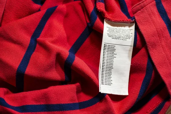 Etiqueta Para Composición Algodón Cerrar Etiqueta Camisa Roja — Foto de Stock