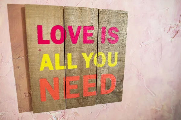 Amor Todo Que Necesita Texto Pared Color Rosa Una Habitación —  Fotos de Stock