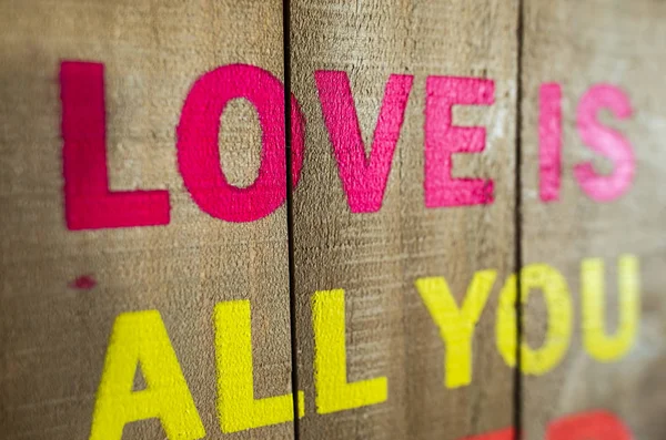 Amor Tudo Que Você Precisa Texto Parede Rosa Uma Sala — Fotografia de Stock