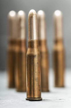 Düz silah kartuşları mühimmat grubu. Askeri çatışma kavramı. Sığ derinlik-in tarla.