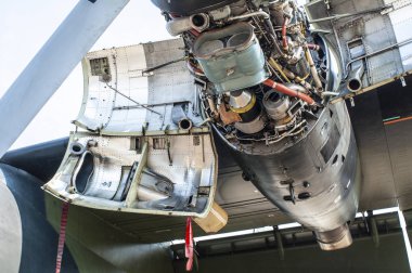 Motor ve bir askeri uçak pervane. Sökmeye ve uçak motoru onarın. Bir askeri uçak motoru tasarımı. 