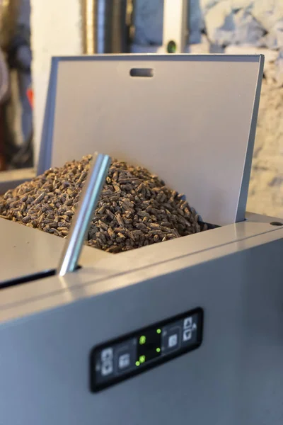 Kombi ısıtma granül yakıt olarak kullanır. Isıtıcı kazık granül.
