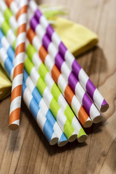 Multi Χρώματος Καλαμάκια Τοποθετείται Στο Ξύλινο Τραπέζι Δονούμενα Χρώματα Καλαμάκια — Φωτογραφία Αρχείου