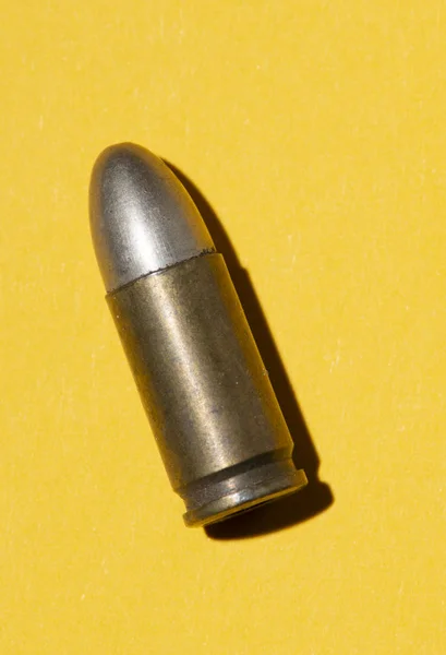 Ett Vapen Ammunition Ren Bakgrund Enda Isolerade Kula Gul Bakgrund — Stockfoto