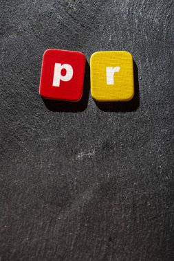 Kağıt karton PR harfler. Renkli karakterler P ve R koyu arka plan üzerinde. Halkla ilişkiler kavramı.