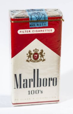 Vintage Marlboro sigara 100'ler ABD'de üretilen. Banderole üstünde tepe-in belgili tanımlık bohça. Kırmızı paket. Filtre sigara paketinin yakın çekim. Bize ABD dışında kullanmak için muafiyet vergi. Philip morris yapımcı. 