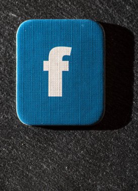 Facebook logosuna kağıt. Doğal gün ışığı.