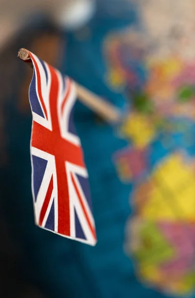世界地图上的英国国旗 在地球上刺破的 旗指向英国 — 图库照片