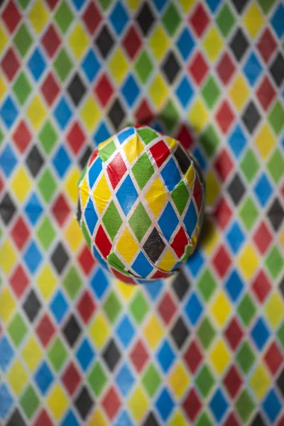 Πασχαλινό Αυγό Τυλιγμένο Χρωματιστό Χαρτί Πολύχρωμο Φόντο Διακοσμητικό Φόντο Ιδεολογικό — Φωτογραφία Αρχείου