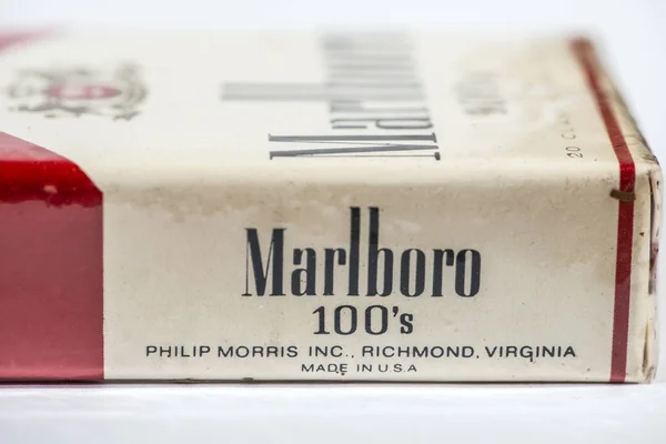 Vintage Marlboro sigara 100'ler ABD'de üretilen. Banderole üstünde tepe-in belgili tanımlık bohça. Kırmızı paket. Filtre sigara paketinin yakın çekim. Bize ABD dışında kullanmak için muafiyet vergi. Philip morris yapımcı. 
